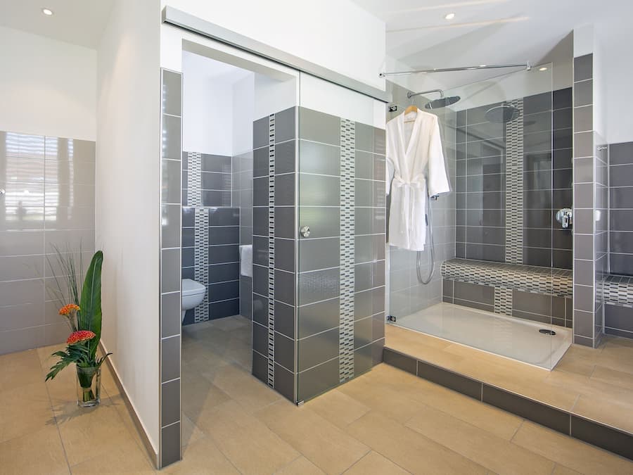 Suite | Bathroom | Free toiletries, hair dryer, towels