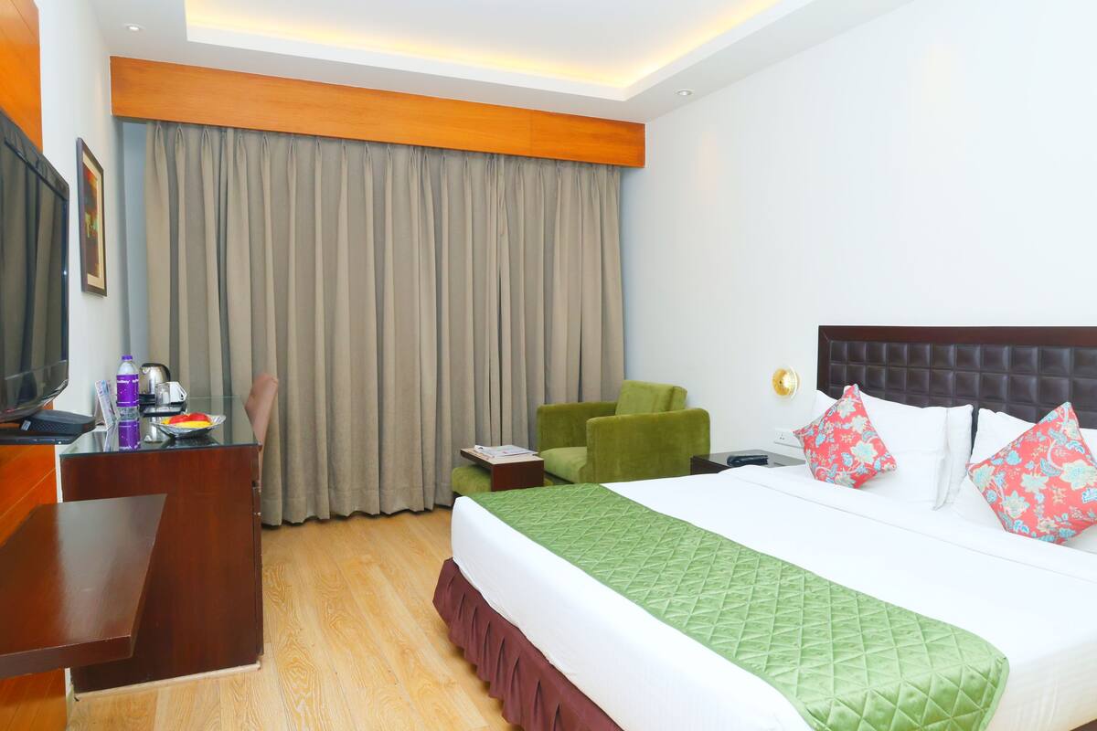 Phòng Deluxe, quang cảnh thành phố | Bộ đồ giường cao cấp, minibar, két bảo mật tại phòng, bàn 