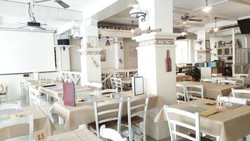 供應午餐和晚餐,當地料理