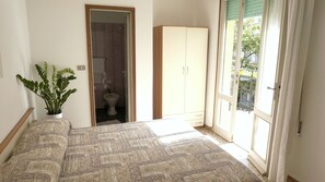 Double Room | In-room safe, desk, iron/ironing board, free WiFi