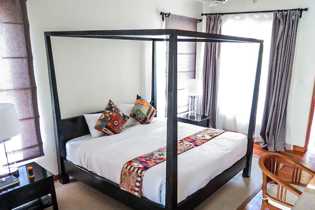 1 habitación, caja de seguridad en la habitación y escritorio