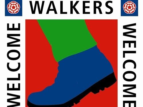 Placa de boas-vindas com um desenho de sapato e a palavra 'WALKERS' num fundo vermelho.