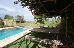 Outdoor pool - Yellow Haven Lodge (Kampala)