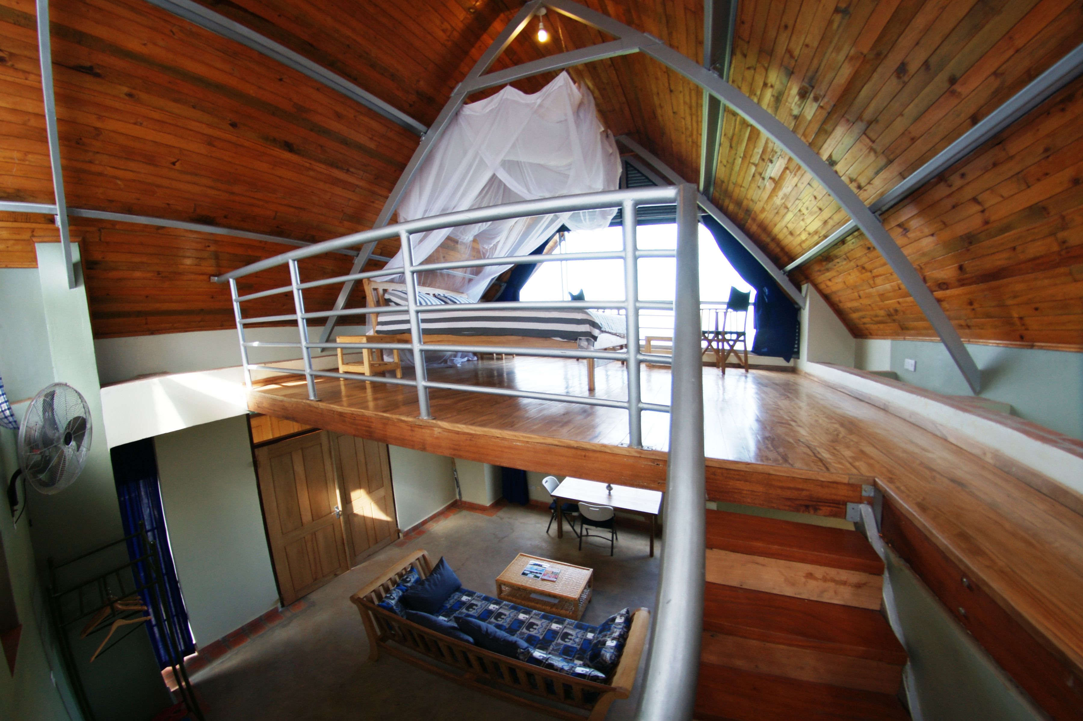 Dupleks Romantis, pemandangan danau | Seprai premium, setrika/meja setrika, dan Wi-Fi gratis