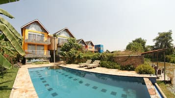 Kolam renang outdoor