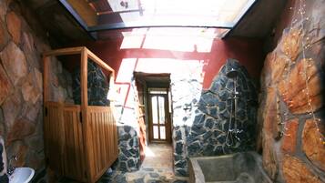 Jetted bathtub