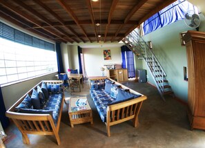 Living area - Yellow Haven Lodge (Kampala)