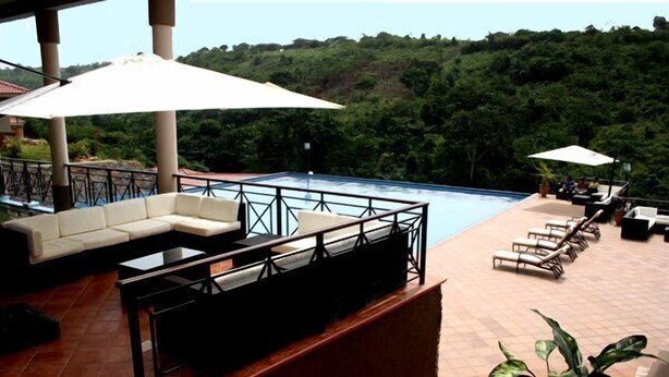 Una piscina al aire libre