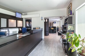 ฝ่ายต้อนรับ