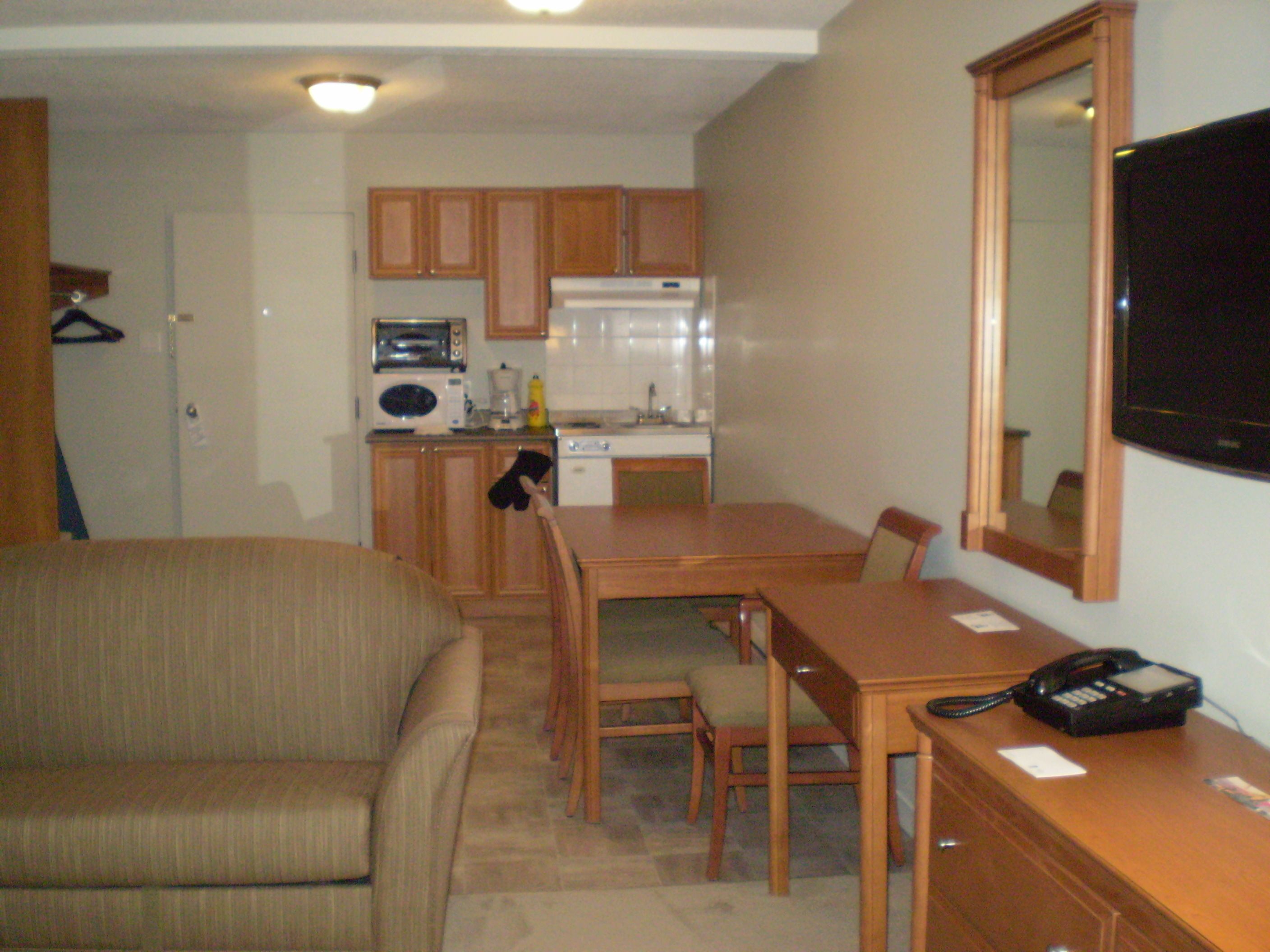 standard suite, multiple beds, hot tub | in-room dining