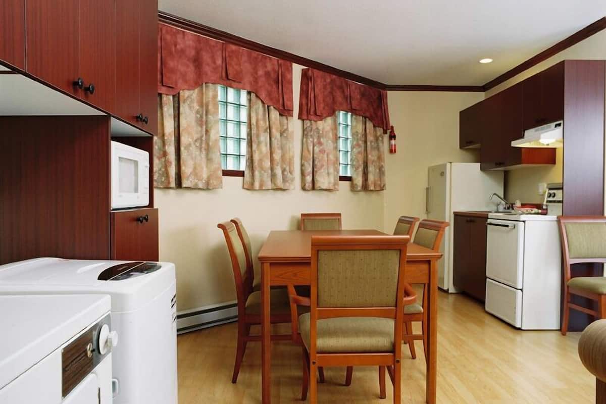 family apartment, 2 bedrooms (section motel) | private kitchen | fridge, microwave