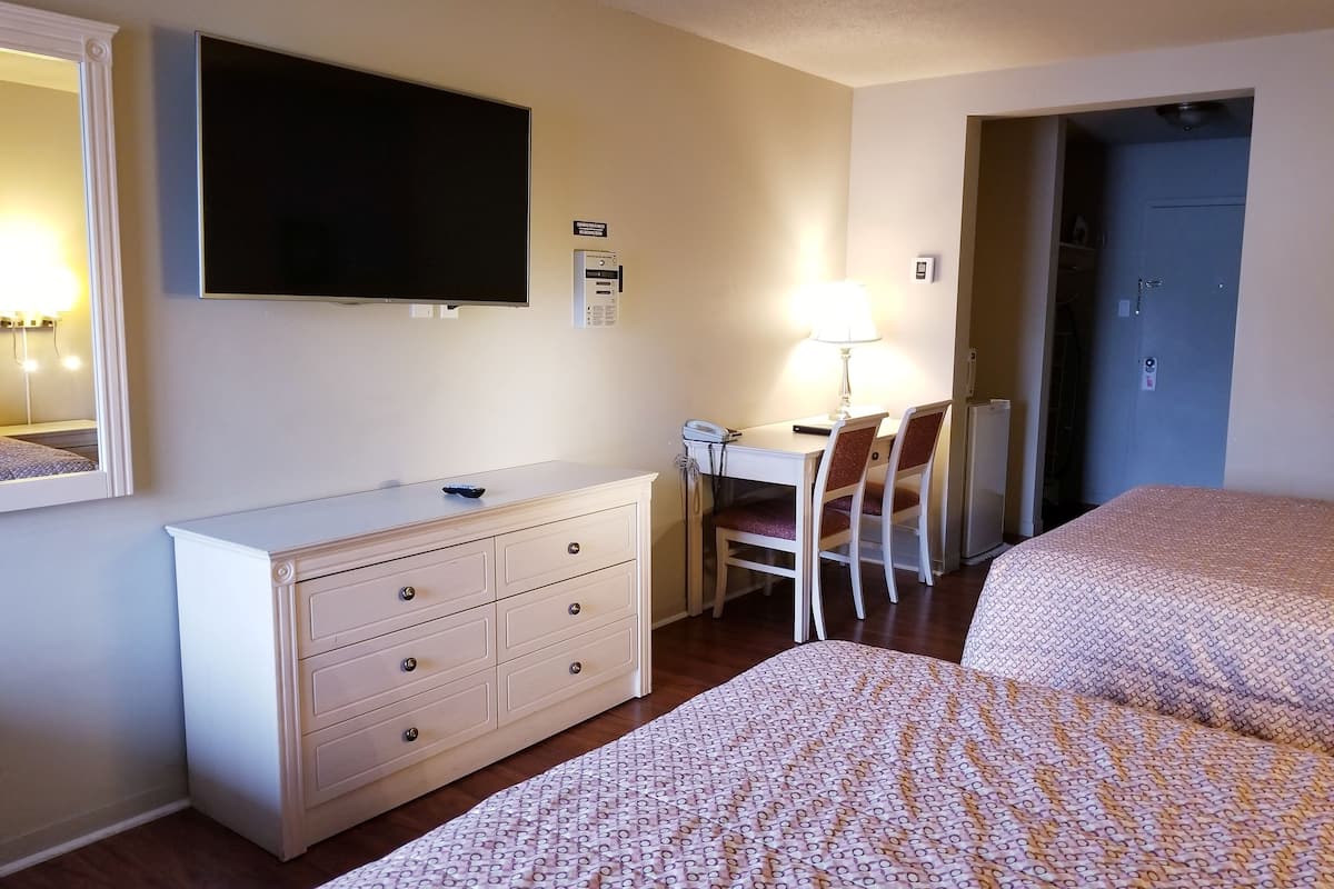 Familie vierpersoonskamer, balkon | Select Comfort-bedden, een bureau, een laptopwerkplek