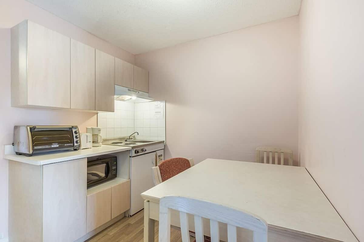 superior room, kitchenette | private kitchen | fridge, microwave