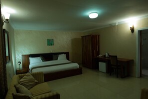 Premium bedding, minibar, in-room safe, desk - Crystal Rose Ambassador Hotel (Kumasi)