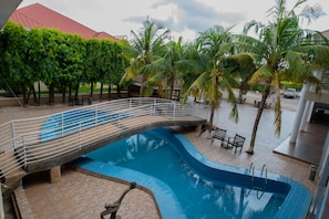 Outdoor pool - Crystal Rose Ambassador Hotel (Kumasi)