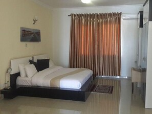 Ropa de cama de alta calidad y minibar 