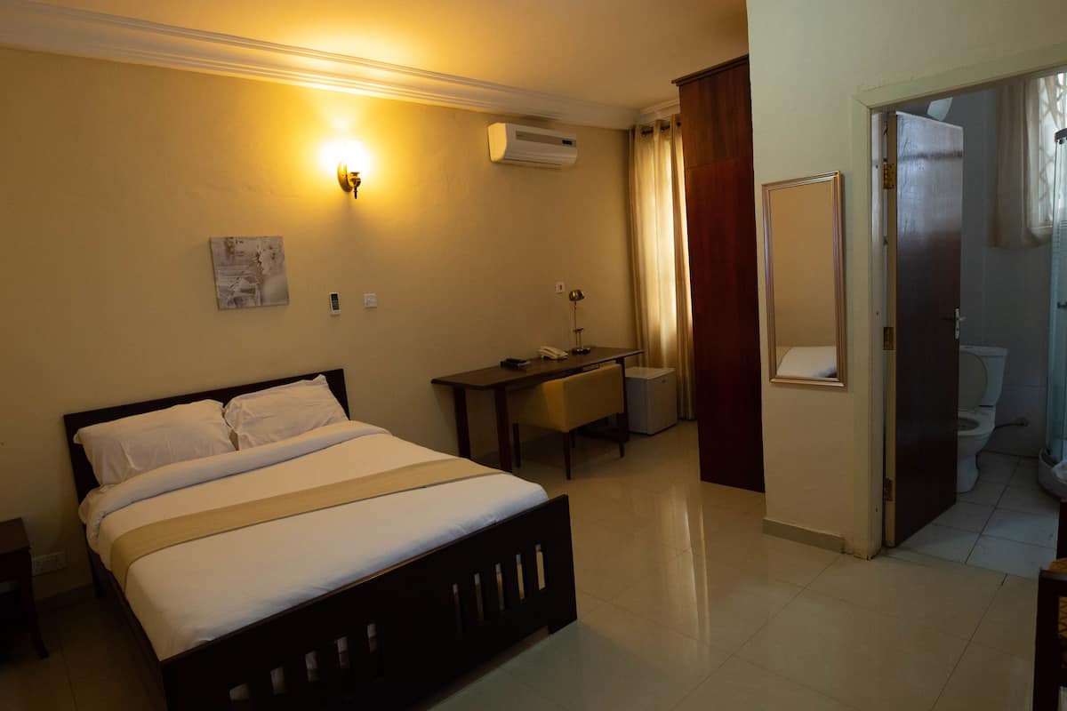 Quarto solteiro standard | Roupas de cama premium, frigobar, cofres nos quartos, escrivaninha