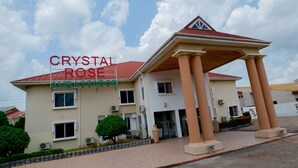 Un edificio con un letrero que dice "Crystal Rose Ambassadress".
