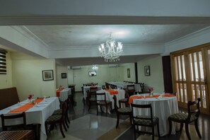2 restaurants, breakfast, lunch, dinner served; international cuisine - Crystal Rose Ambassador Hotel (Kumasi)