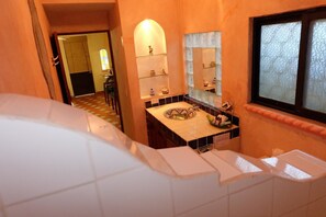 Douche, articles de toilette gratuits, serviettes fournies