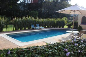 Piscine extérieure, chaises longues