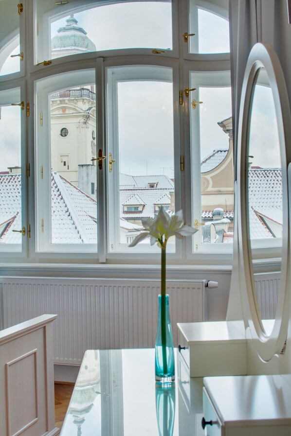 120-cm flat-screen TV with satellite channels, LCD TV, DVD player - Charles Bridge Premium Apartments (Prague)