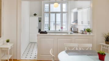Three Rooms Apartment | Privat køkken | Køleskab/fryser i fuld størrelse, mikrobølgeovn, kogeplade