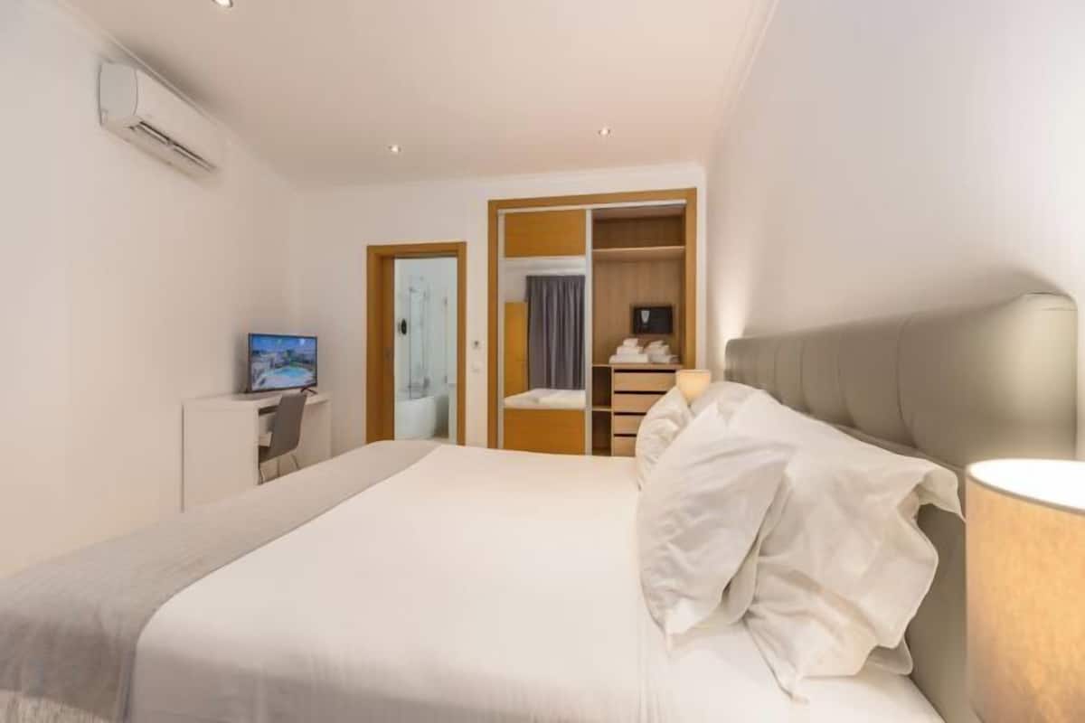 In-room safe, desk, laptop workspace, soundproofing