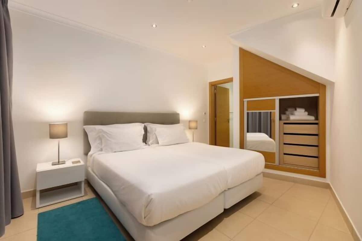 In-room safe, desk, laptop workspace, soundproofing