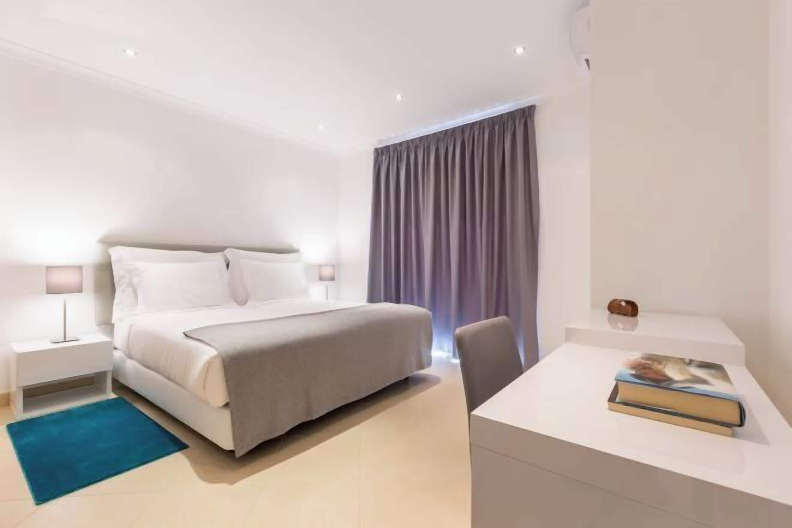 Tallelokero huoneessa, työpöytä