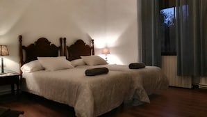 Twin Room, Private Bathroom - L'Amagatall de cal Tonedor (Vallgorguina)
