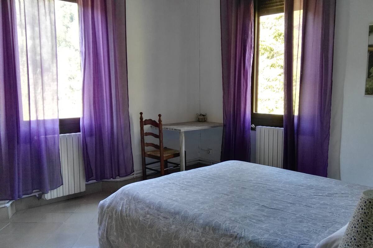 Standard family room | Desk, free WiFi