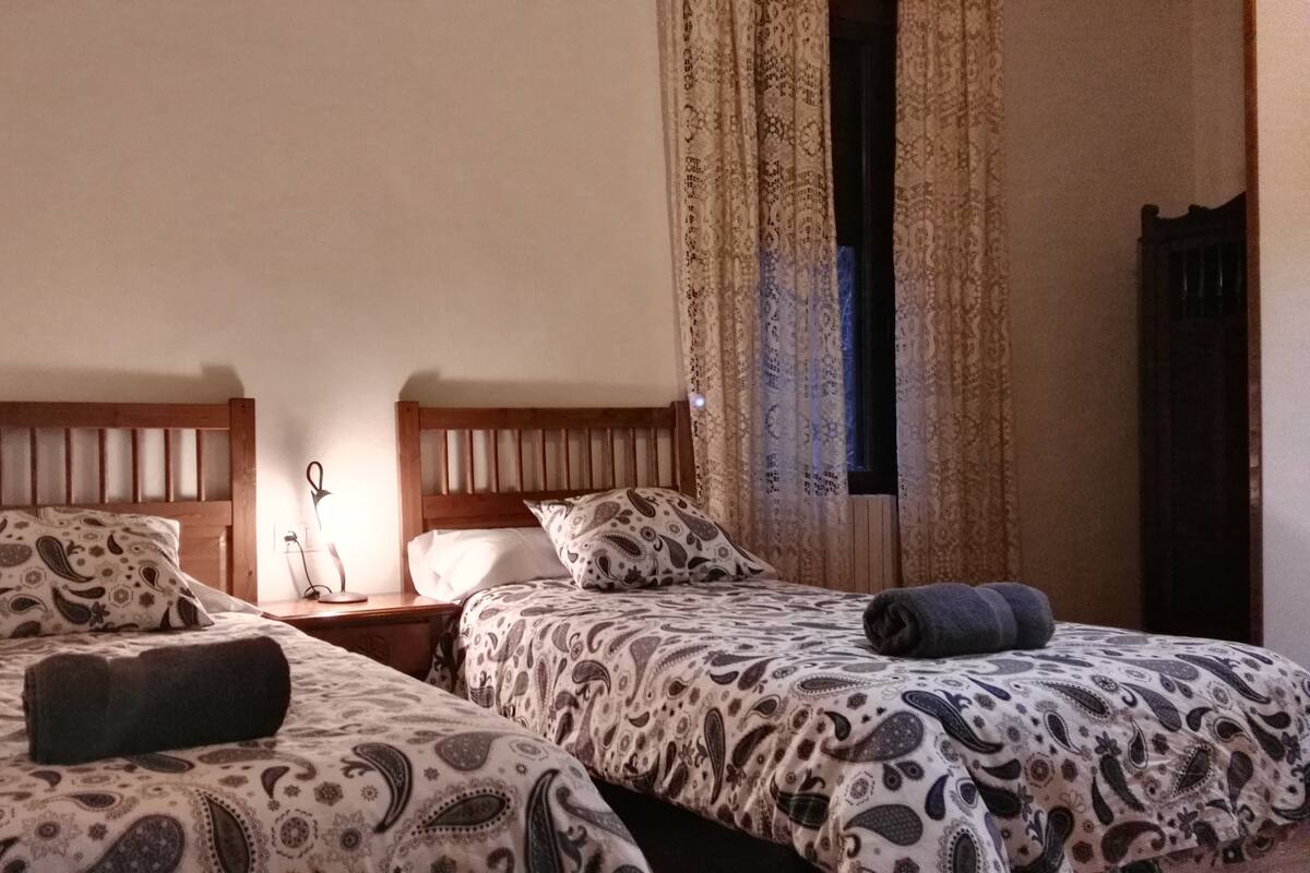 Triple Room, Private Bathroom | Desk, free WiFi