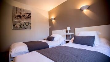 Bureau, chambres insonorisées, fer et planche à repasser