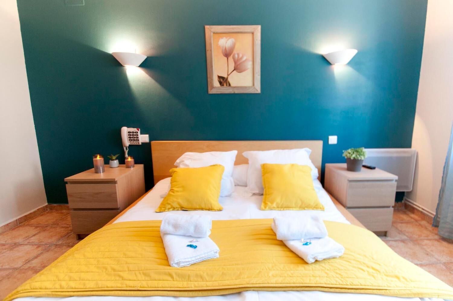 Bureau, chambres insonorisées, fer et planche à repasser