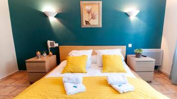 Bureau, chambres insonorisées, fer et planche à repasser