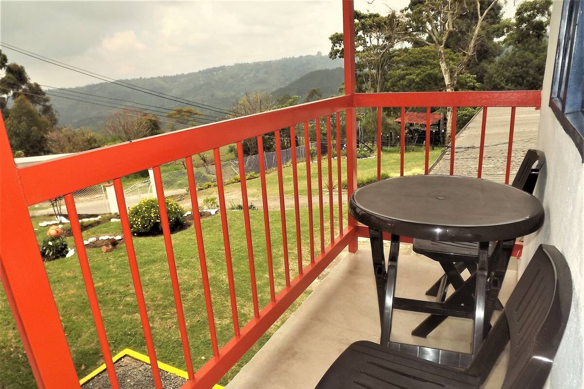 Quarto casal, vista para a montanha | Cofres nos quartos, ferros/tábuas de passar roupa