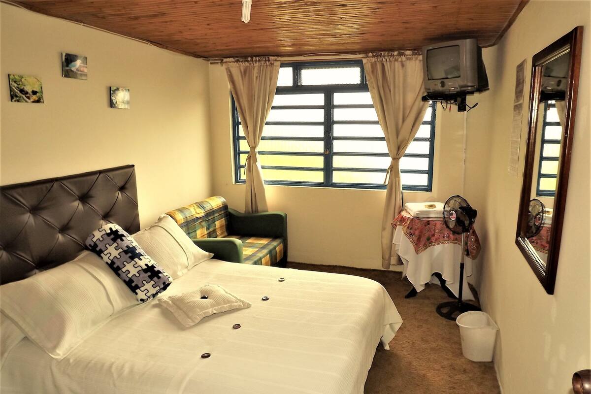 Quarto casal, banheiro compartilhado, vista para o jardim | Cofres nos quartos, ferros/tábuas de passar roupa