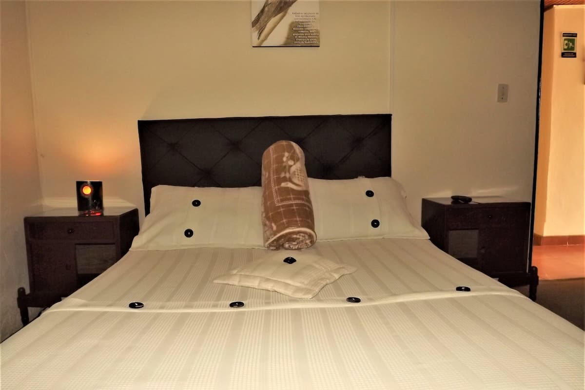 Doppelzimmer, eigenes Bad (Sin ventana) | Zimmersafe, Bügeleisen/Bügelbrett, Zustellbetten