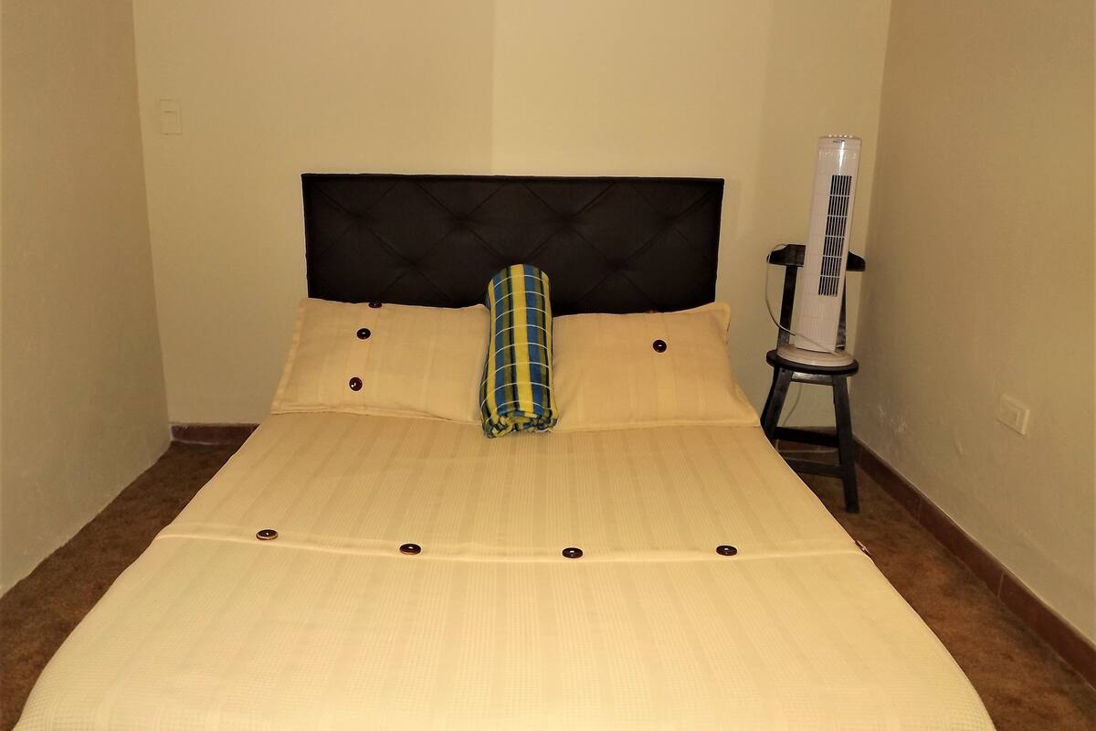 Quarto casal, banheiro compartilhado (Sin ventana) | Cofres nos quartos, ferros/tábuas de passar roupa