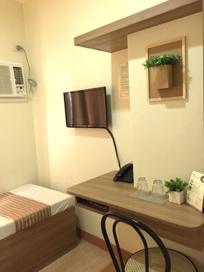 Deluxe Single Room | Room amenity - Anri Pension House (Cebu City)