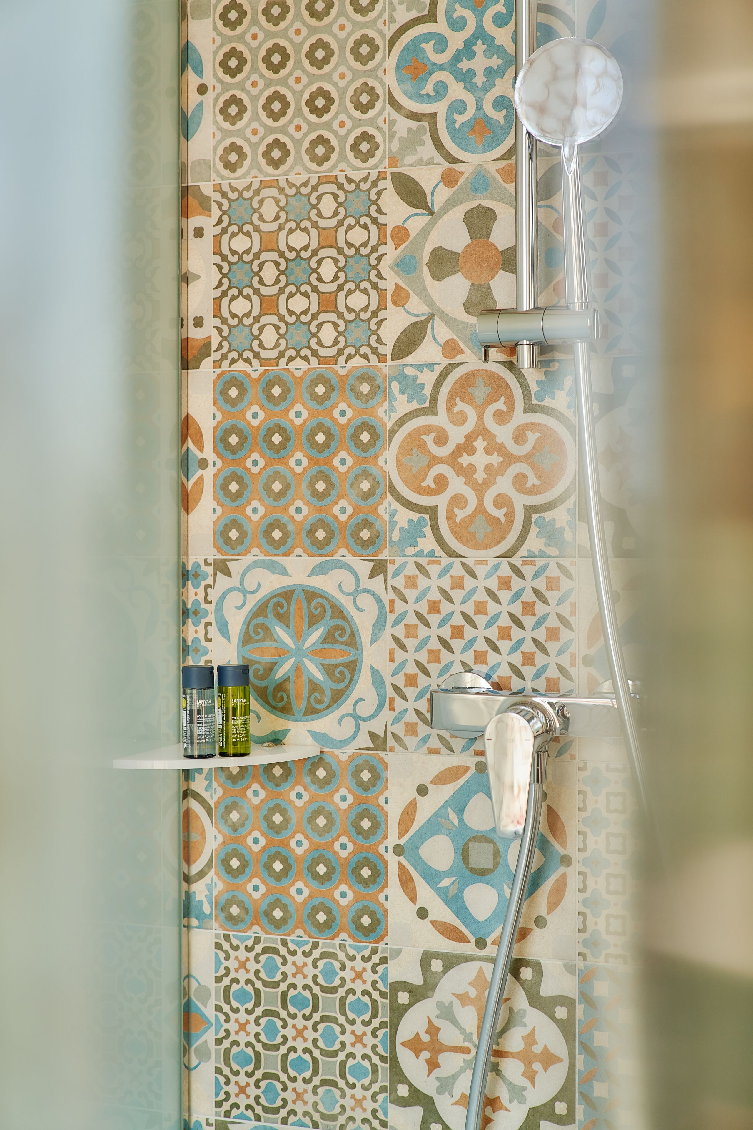 Une salle de bain avec une douche, des toilettes et un lavabo.