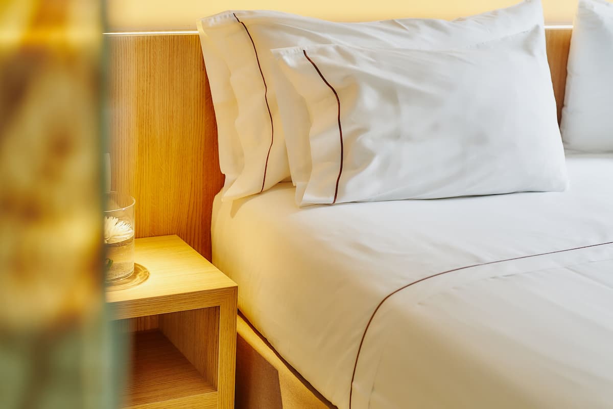 Enkeltrom | Sengetøy av topp kvalitet, minibar, safe på rommet og skrivebord