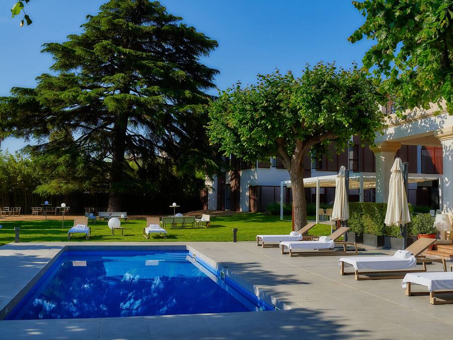 Una piscina al aire libre de temporada (de 09:00 a 20:00), sombrillas