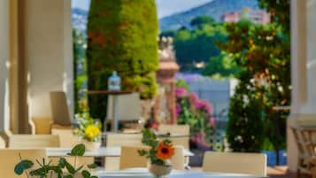 Päivittäinen buffetaamiainen (15 EUR per henkilö)