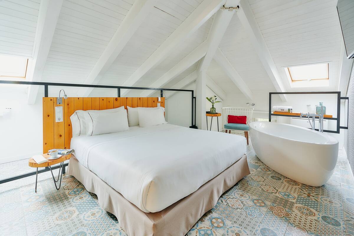 Dobbeltrom – deluxe | Sengetøy av topp kvalitet, minibar, safe på rommet og skrivebord