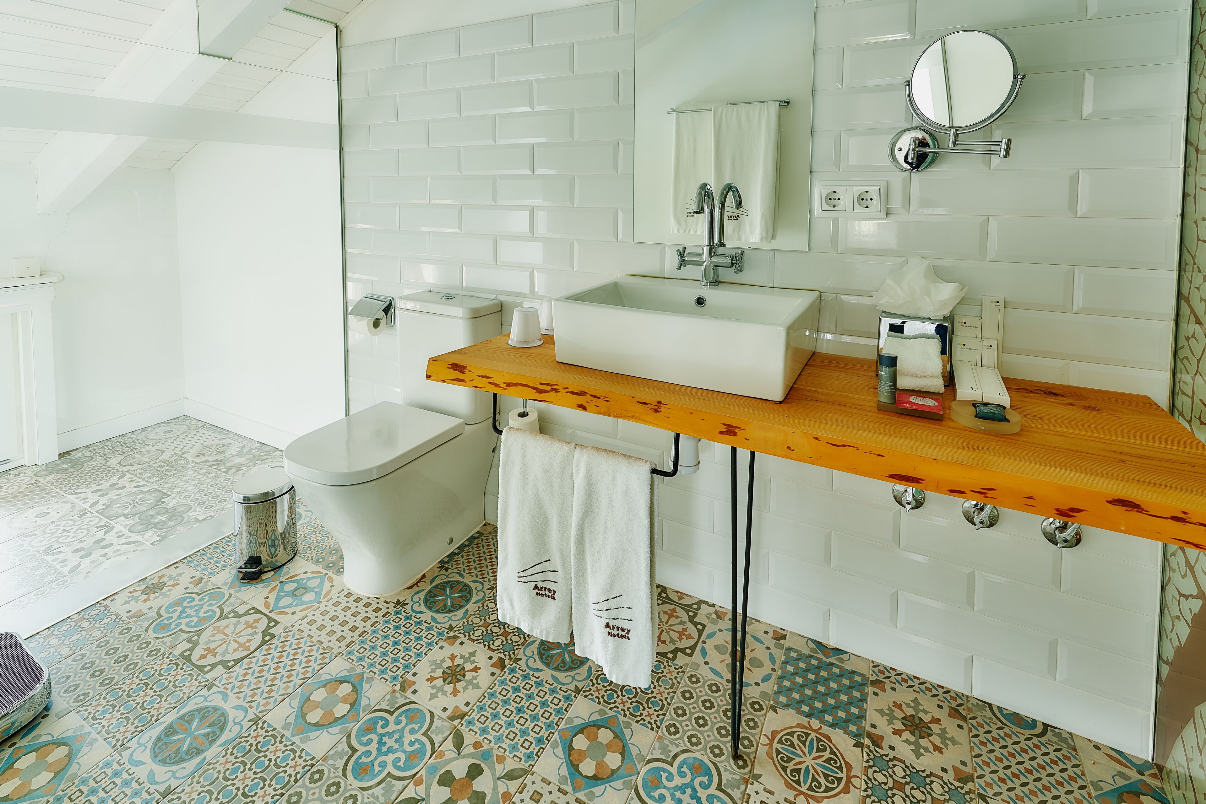 deluxe double room | bathroom | shower, free toiletries, hair dryer, towels