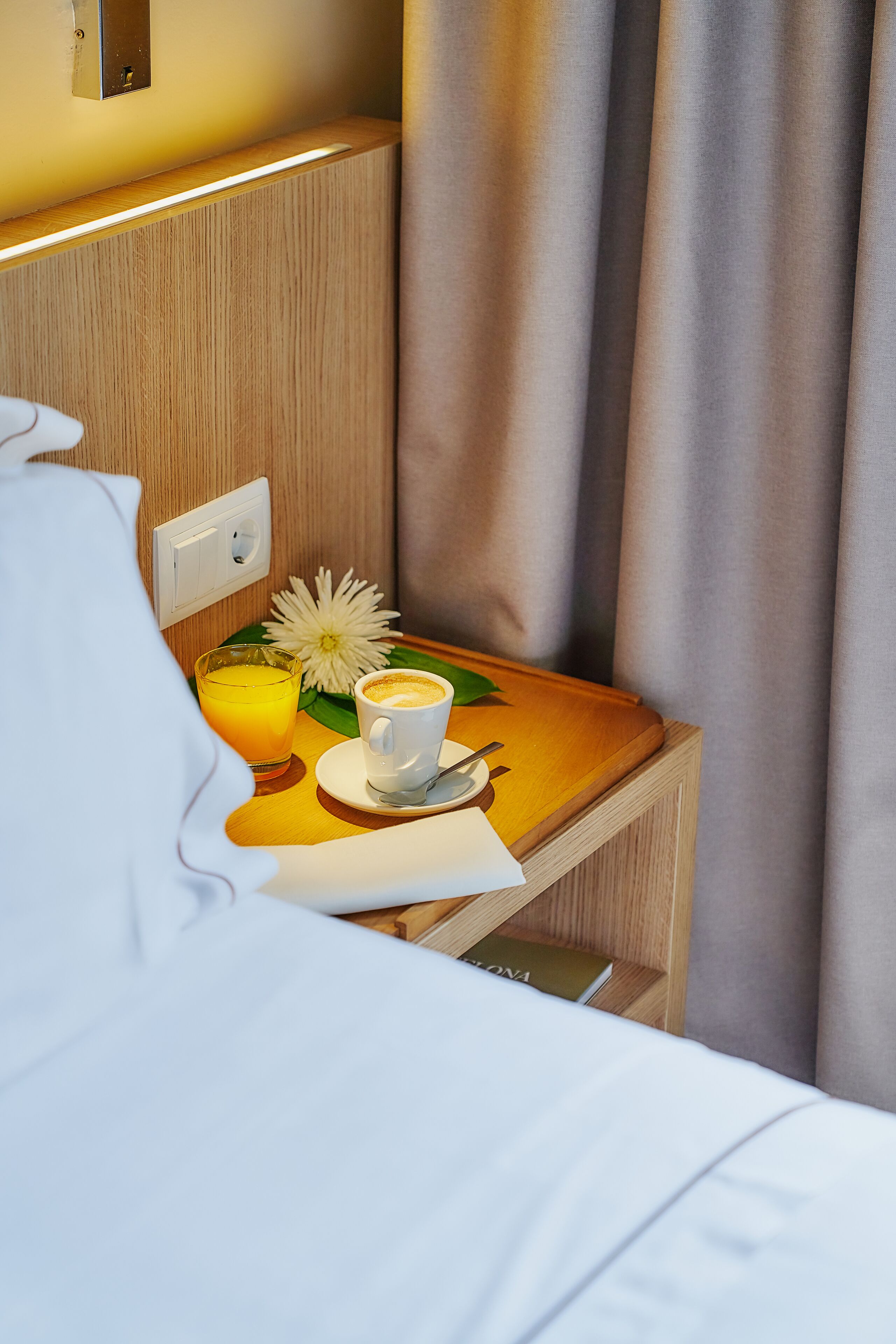 single room | premium bedding, minibar, in-room safe, desk