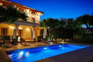 Fachada da propriedade à noite