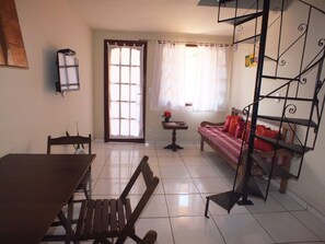 Apartamento econômico | Sala de estar | TV de tela plana